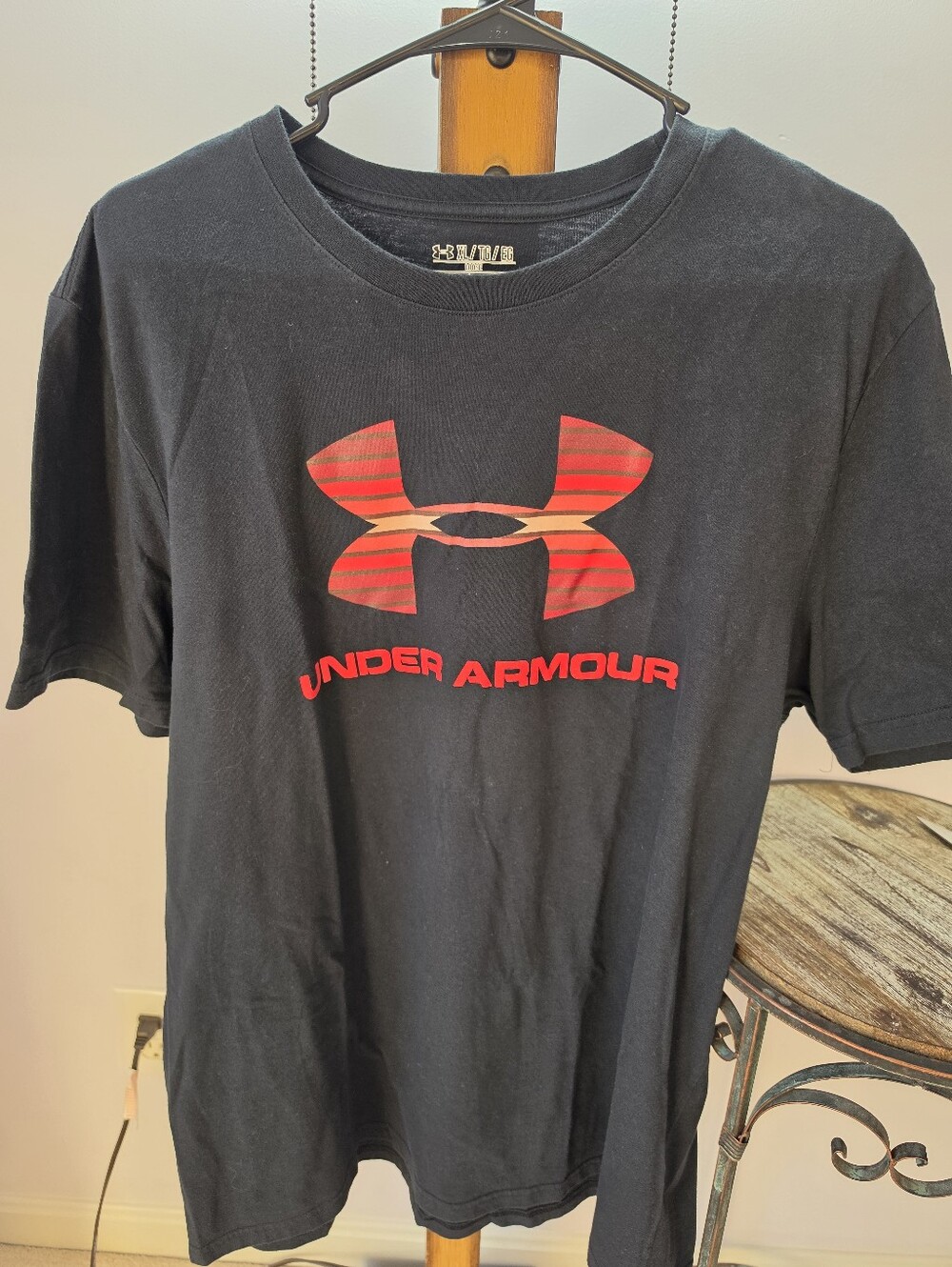 #2670, Under Armour heatgear mens XL graphic t-shirt black southwestern striped